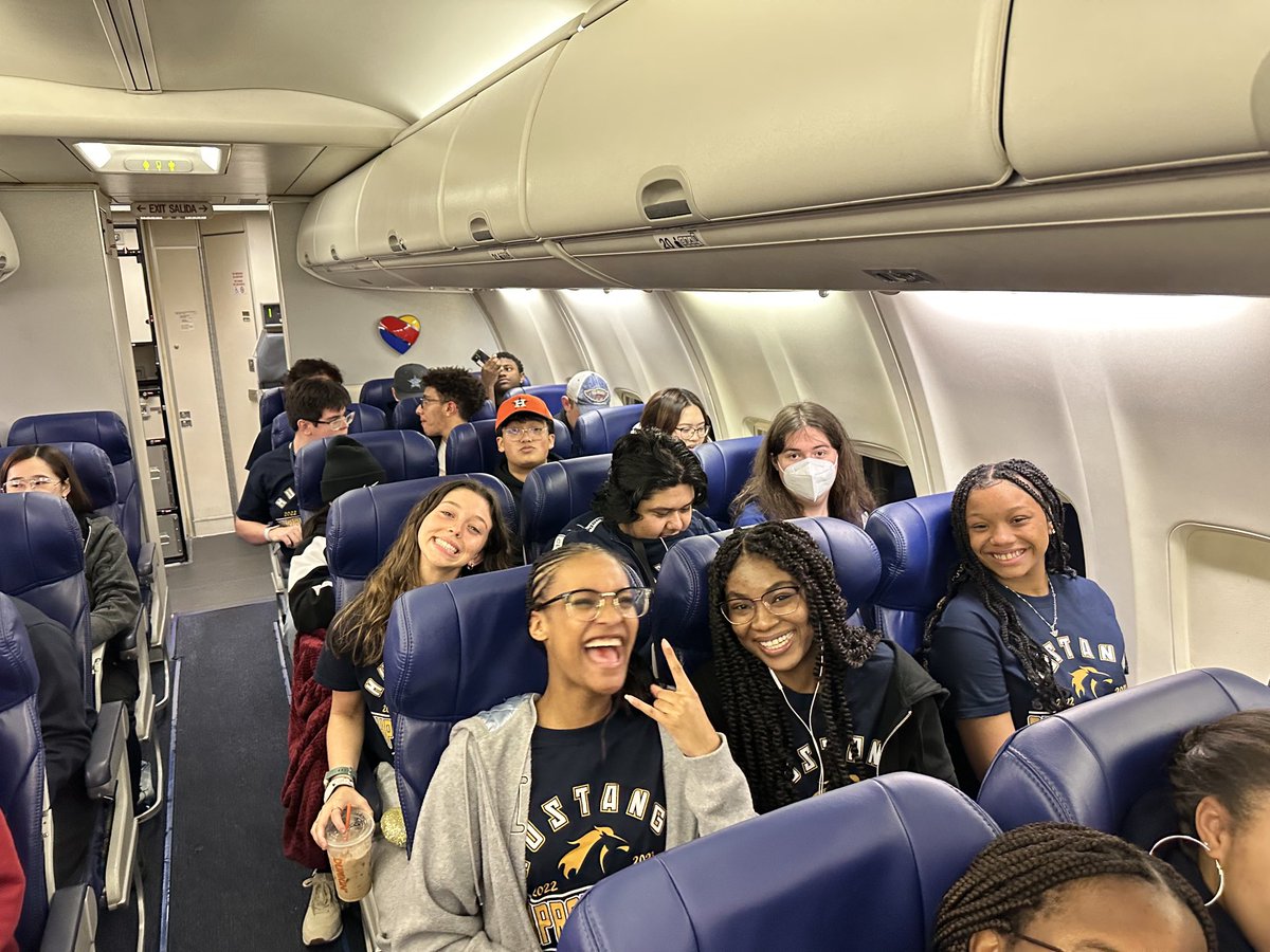 It’s 5 in the morning and these Mustangs are off to see Mickey!!! ⁦<a href="/CyRanchHS/">Cypress Ranch HS</a>⁩ ⁦<a href="/CyRanchChoir/">Cypress Ranch Choir</a>⁩