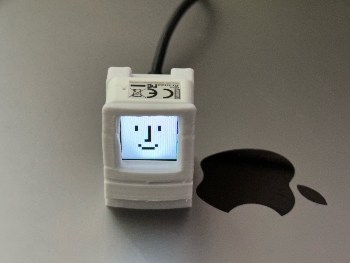 ynomura's tweet image. 「M5 ATOM-S3用レトロPC風スタンド」が有った。
　booth.pm/ja/items/45981…
画面を表示するプログラムも公開されていた。
　github.com/tomorrow56/M5S…
サイトの下方に、STLファイルへのリンクもあったので、3Dプリント&amp;amp;サンプルプログラムを動かした画像です。
素晴らしい！
#AtomS3 #happymac #sadmac