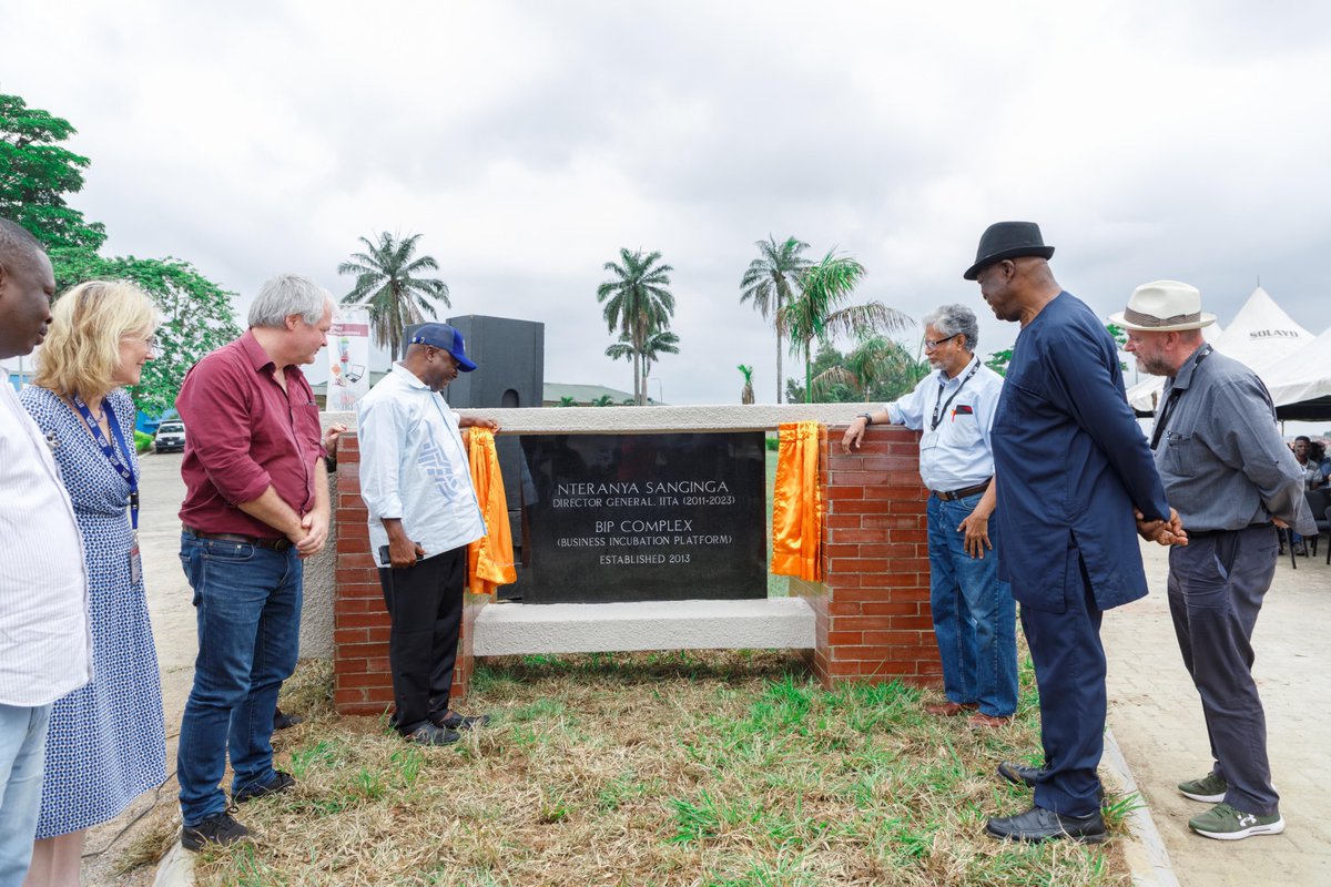 The immediate past DG of IITA (<a href="/IITA_CGIAR/">IITA</a>), Dr Nteranya Sanginga, turned a junkyard into the IITA BIP complex. Today, the complex which houses <a href="/iitagoseedltd/">IITA GoSeed</a>, <a href="/nodumax/">Nodumax</a>, <a href="/IITAYOUTHAGRIP/">IITA Youth Agrip</a>, Aflasafe, &amp; others, now bears his name. Details here: iitabip.com/iita-dedicates…
#agribusiness