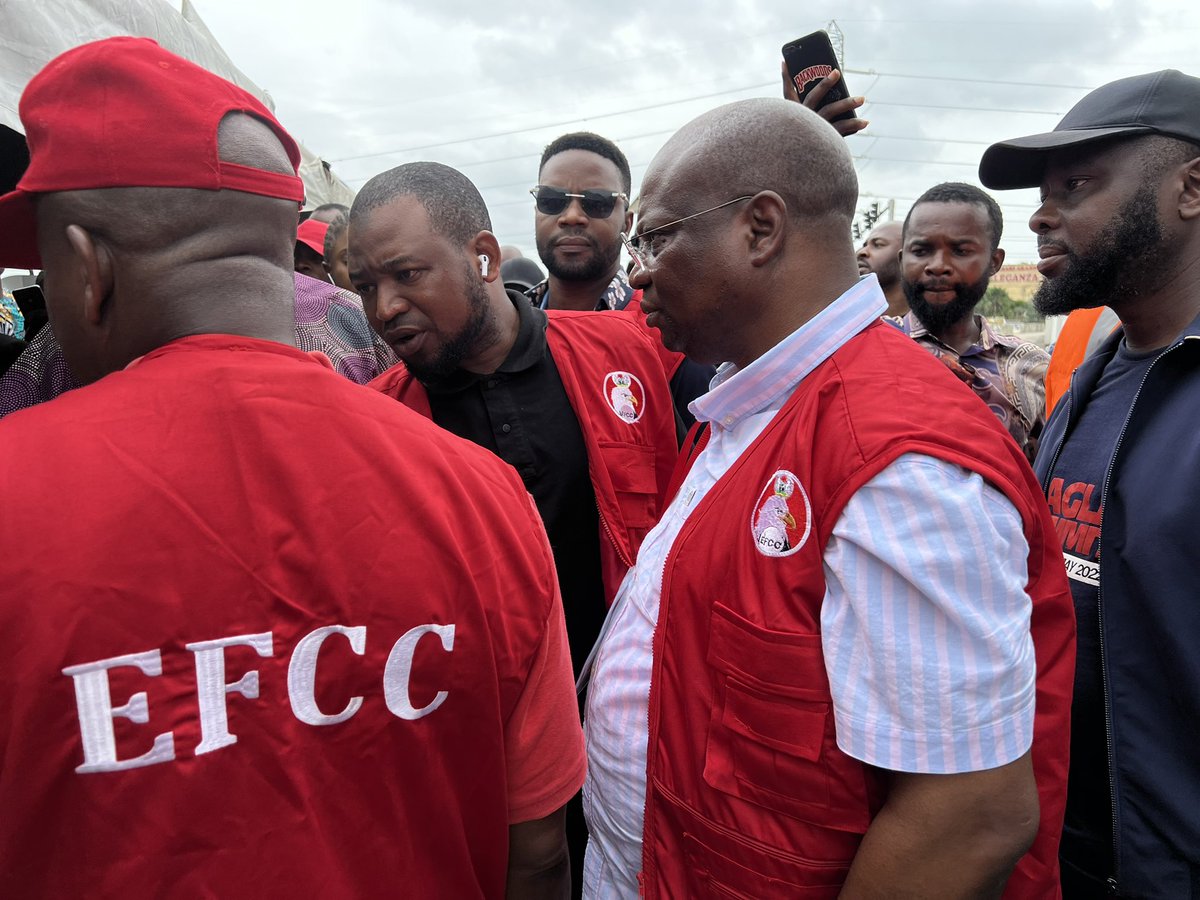 StephanieBusari's tweet photo. Standoff at VGC where @inecnigeria has changed their polling unit overnight. Around 6000 residents are waiting to vote in their assigned station inside. But INEC officials are waiting outside. Now EFCC are here. https://t.co/csrkUKhoMh
