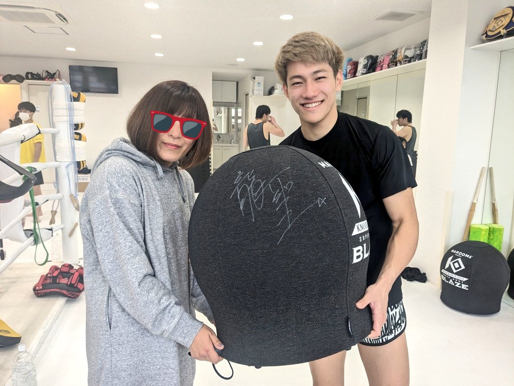 nekocan17's tweet photo. 有言実行男で漢！な、龍聖くんから頂きました！
出会ったときから変わらず、プロ選手ながら一般会員とも一緒に練習して背中を見せてくれるし、いつも丁寧なアドバイスをくれる尊敬する選手。

これで体幹鍛えて、今年は試合頑張りまっす🔥🥊

#龍聖　#MAROOMs  #KNOCKOUT #WIVERN https://t.co/Y4TD7ijZZy