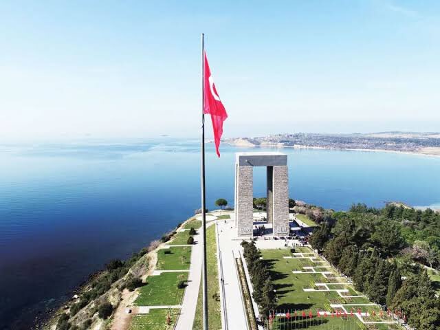 Gazi Mustafa Kemal Atatürk'ü ve 18 Mart Çanakkale Zaferimizin kahramanlarını, aziz şehitlerimizi saygı, minnet ve rahmetle anıyoruz…