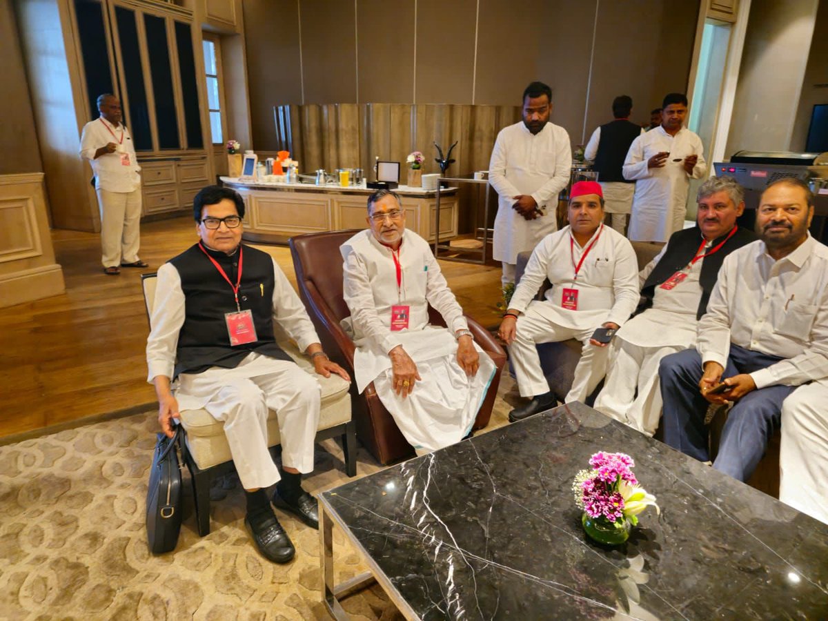 MPDharmendraYdv's tweet photo. समाजवादी पार्टी की राष्ट्रीय कार्यकारिणी बैठक, कोलकाता में… https://t.co/blVCA6NMun