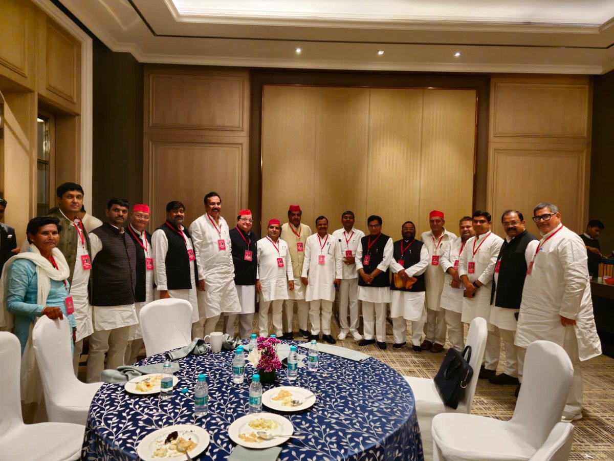 MPDharmendraYdv's tweet photo. समाजवादी पार्टी की राष्ट्रीय कार्यकारिणी बैठक, कोलकाता में… https://t.co/blVCA6NMun
