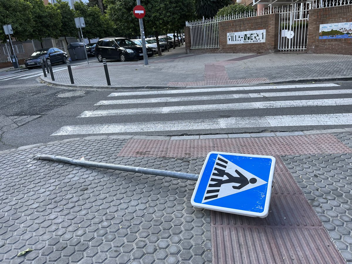 maikeloto's tweet photo. De nuevo… @Ayto_Sevilla @SevillaCivica @diariosevilla @Trafico_Sevilla  @PoliciaSevilla  c/ Rico Cejudo con Marqués del Nervión https://t.co/ach3UmlZaL