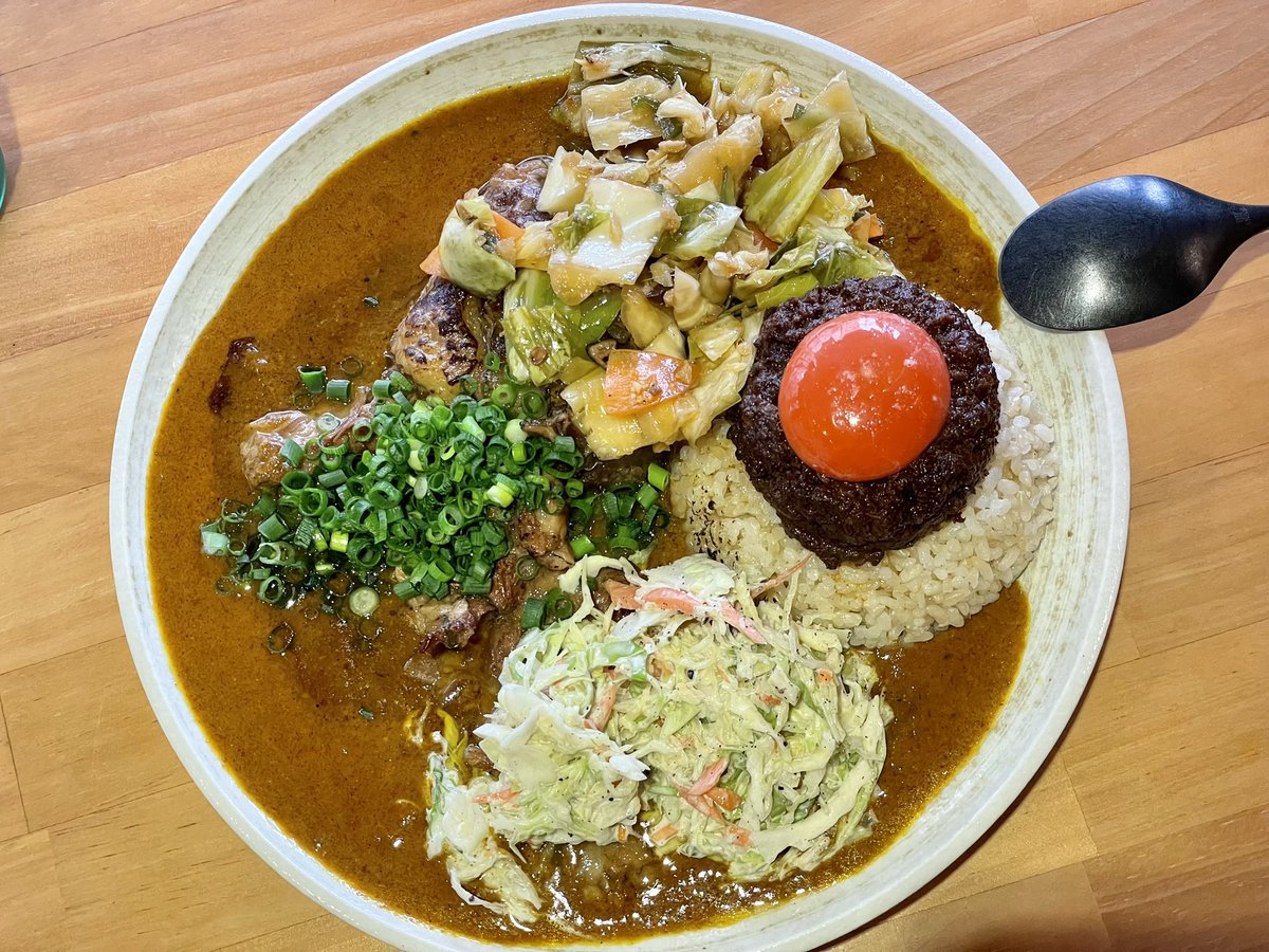 ayumu1003's tweet photo. 雨の日に
左奥窓側席から
青梅街道を眺めて食べる
吉田カレー様、今日も美味しかった🍛 https://t.co/gAuyi5GITx