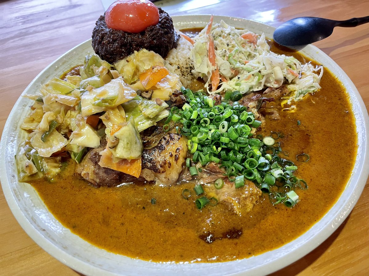 ayumu1003's tweet photo. 雨の日に
左奥窓側席から
青梅街道を眺めて食べる
吉田カレー様、今日も美味しかった🍛 https://t.co/gAuyi5GITx