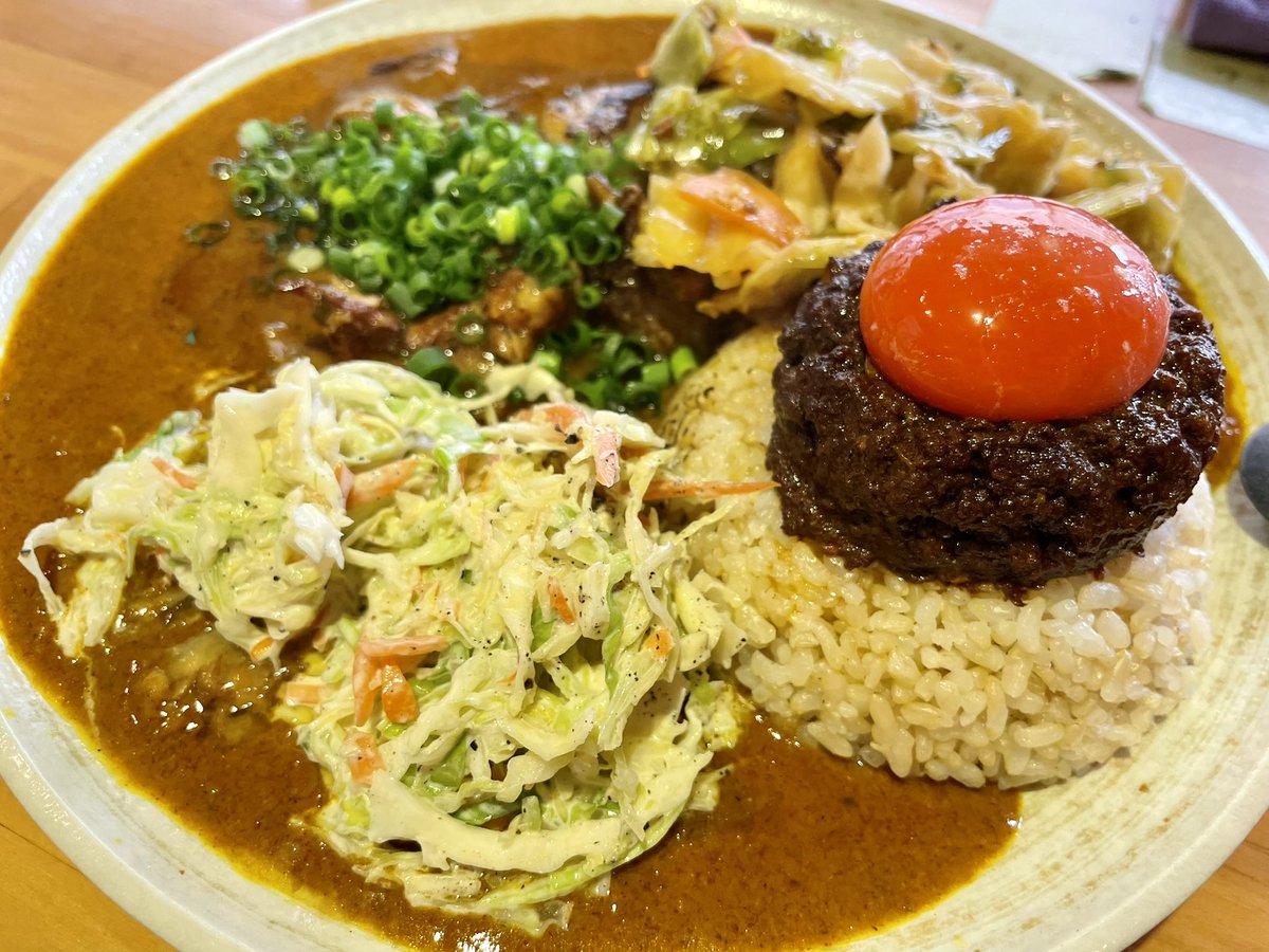ayumu1003's tweet photo. 雨の日に
左奥窓側席から
青梅街道を眺めて食べる
吉田カレー様、今日も美味しかった🍛 https://t.co/gAuyi5GITx