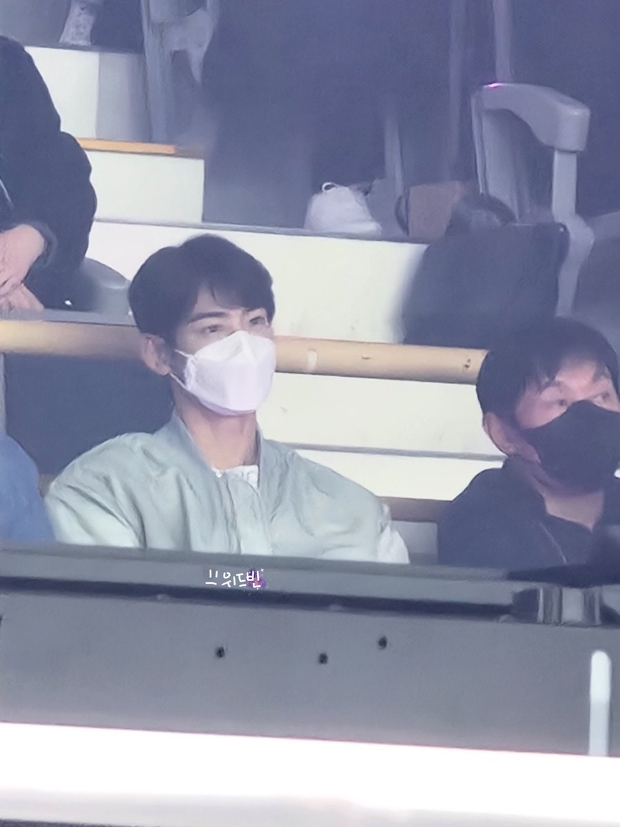 stanastro1602's tweet photo. Jinjin and Eunwoo being there to support Binsan is making me cryyy! 😩😭

#문빈_산하_DiffusionInSeoul
#MOONBIN #문빈 #YOONSANHA #윤산하 #JINJIN #진진 #CHAEUNWOO #차은우 #ASTRO #아스트로 https://t.co/4UciMbF0rt