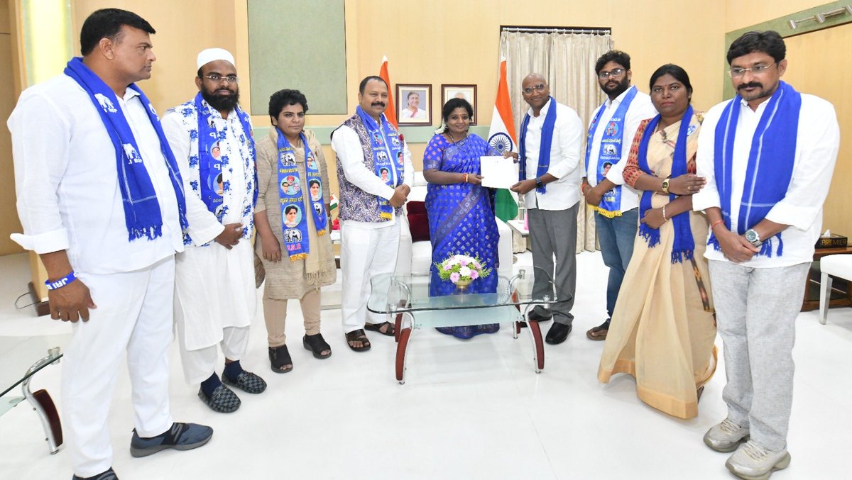 RSPraveenSwaero's tweet photo. ఈ రోజు తెలంగాణ గవర్నర్ ⁦@DrTamilisaiGuv⁩ గారు #TSPSCLeak &amp; నిరుద్యోగులకు సంబంచిన విషయాలను జాగ్రత్తగా విన్నారు. సిట్ వల్ల ఏ మాత్రం లాభం లేదని, కేవలం #CBI మాత్రమే అసలు దొంగలను వెలికి తీయగలదని, ఛైర్మన్ ఆ పదవికి అర్హుడు కాడని, ఆయనను వెంటనే తొలగించాలని కోరడం జరిగింది. #BSP https://t.co/lce8ZJnLL0