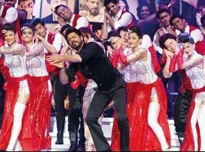 dilse__srk's tweet photo. #tb: __ @iamsrk being
himself...dancing to the
Jabra FAN with all joy
in the TOIFA Awards in
Dubai 2016. one of my
favourites perf. _he was
beyond awesome, sexy
charming ..elegance in
black shining brighter
than stars, winning ♡s
with his cutest smile...
...also with #Grini 💫 https://t.co/n097lms2Im