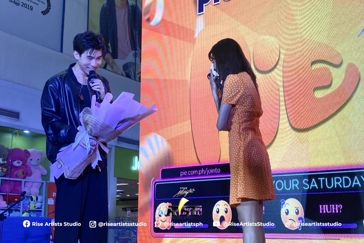 SHE SAID YES!!! 🥹😍

Required ang lahat kiligin today!!! #ViBrent panindigan niyo ang kilig namin pls 😫 

Brent Manalo promposed to our very own <a href="/vivoree/">V</a> to be his Star Magic Prom date ✨💛 

#Vivoree