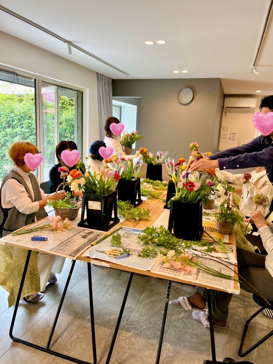 FGR_suwanomori's tweet photo. 本日のFGRは #Pinoa 藤井さんのフラワーレッスンでした😊色とりどりの季節のお花たち💕写真4枚目は生徒様の作品✨美しさにウットリ✨
#堺市レンタルスペース
#お花好きな人と繋がりたい
#浜寺 #フラワーレッスン
#女性応援 https://t.co/tmVizHyPEz