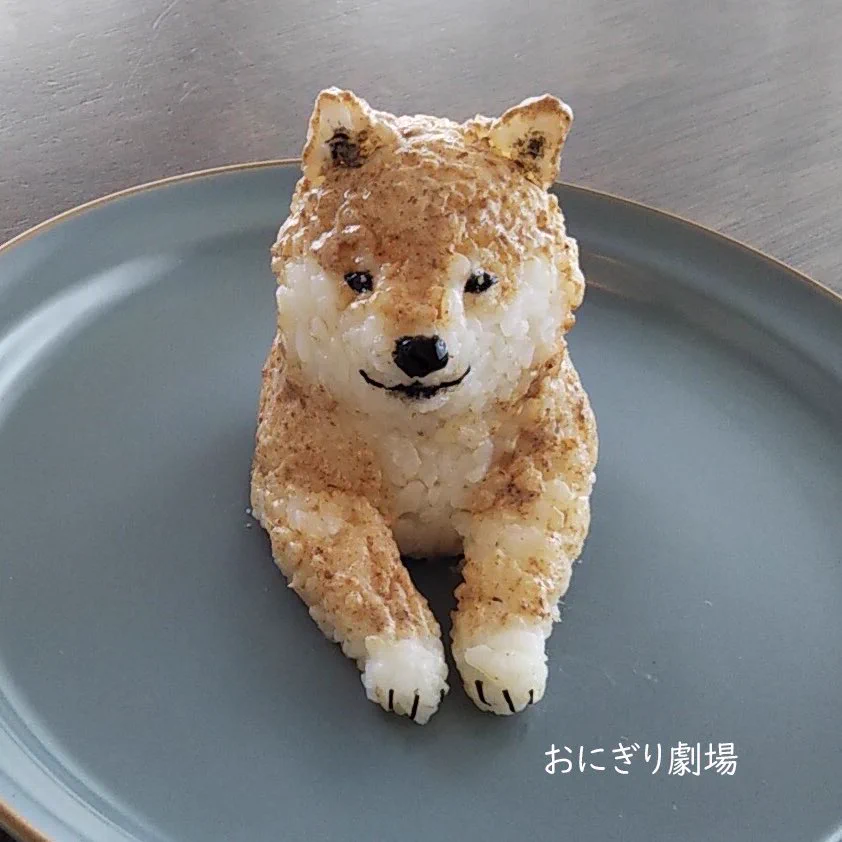 今にも動き出しそうなくらい完成度が高くてすごい！柴犬の「おにぎり」が話題に！