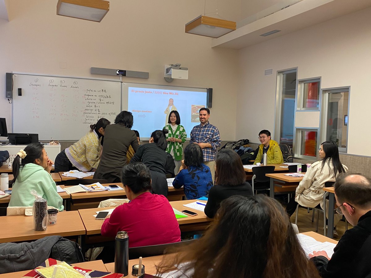 NebrijaLenguas's tweet photo. Los sábados son días de diversión en el Comunícate, el curso de español para trabajadores sinohablantes en el que los alumnos del Máster de Didáctica de ELE de Nebrija hacen sus prácticas de enseñanza de ELE. #masterele #twitterele #nebrijaele #enseñarmola https://t.co/ZxopE4qc29