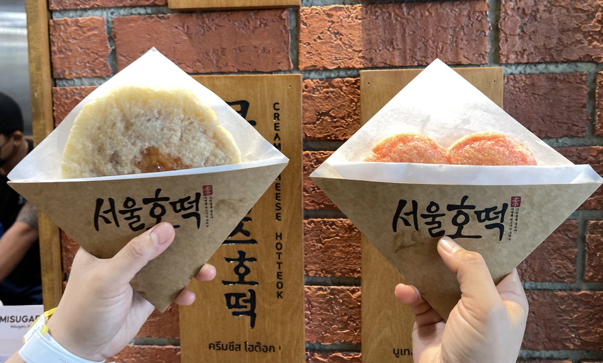 Eatleklek's tweet photo. Seoul Hotteok แป้งต็อกทอดอันดับ 1 จากเกาหลีมาไทยแล้ว 😍แป้��นุ่มหนึบ ทำใหม่ๆร้อนๆ มีไส้หวานและคาวคือผัดวุ้นเส้นเกาหลีแป้งสีชมพูทำเป็นทรงหัวใจ มี 2 ไส้ให้เลือก Nutella S’more หรือ Cranberry cream cheese จ้า @aroii 
📍Seoul Hotteok สามย่านมิตรทาวน์ ชั้น G หน้า swensens https://t.co/fyY6VMQbNZ