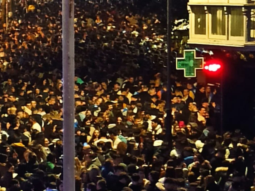 PCREINOSA's tweet photo. Ayer estuvimos dando cobertura al concierto de Henry Méndez en Astillero, junto a Policía Local, y los compañeros de PC Cayón, PC Comillas, PC Cartes, PC San Vicente, PC Mazcuerras y PC Santiago de Compostela. https://t.co/4mh3Q8c4oa