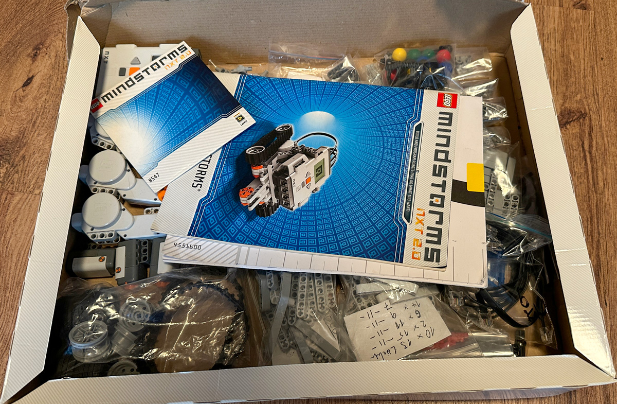 BearBrunt's tweet photo. Twitter Power: Jemand in HH, der 1 Kind/Kinder hat, die gern mit Lego Next 2 experimentieren möchten? Ist ja teuer. Liegt hier nur rum. Würde es verschenken.  Alle Steine sortiert und in Einzeltüten verpackt. Voll funktionsfähig. Bei Interesse DM an mich. Bitte RT https://t.co/bXq2agy09i