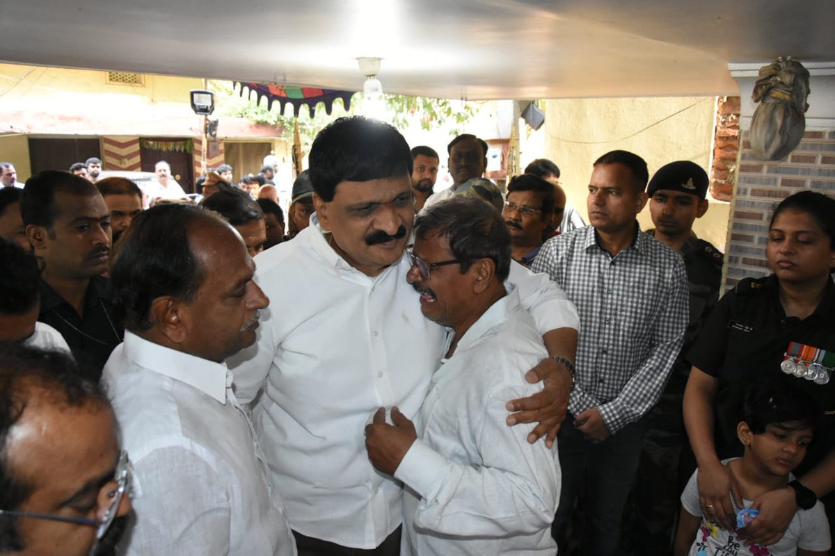 RajuGoudNunemun's tweet photo. MLA @MynampallyTRS Hanumanth Rao paid tribute to Late #LtCol VVB Reddy at his residence today in Malkajgiri #Hyderabad.
The Nation will always remain indebted for his sacrifice.
@KTRBRS @BRSparty #IndianArmy #ArunachalPradesh. https://t.co/oVrOLabYTH
