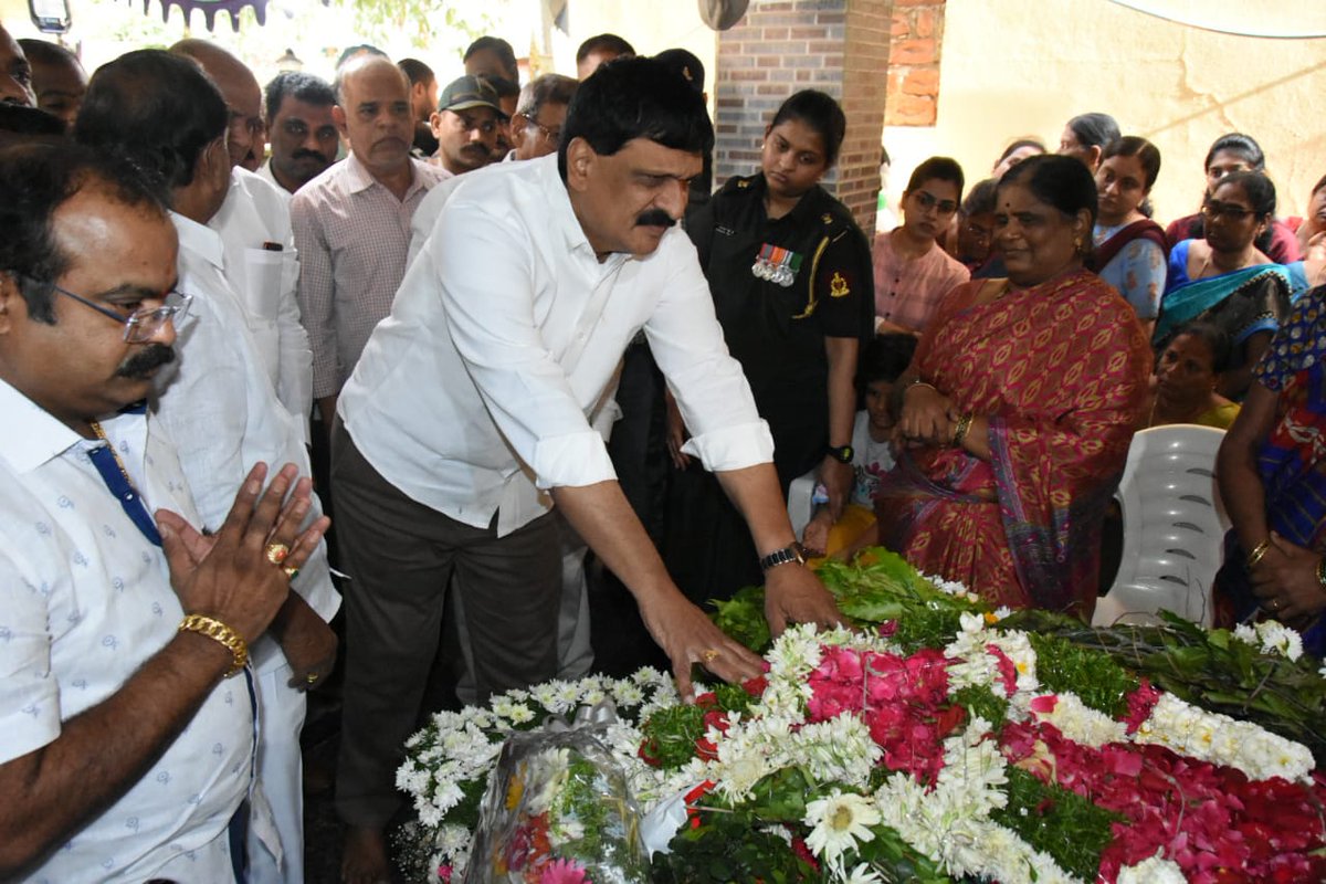 RajuGoudNunemun's tweet photo. MLA @MynampallyTRS Hanumanth Rao paid tribute to Late #LtCol VVB Reddy at his residence today in Malkajgiri #Hyderabad.
The Nation will always remain indebted for his sacrifice.
@KTRBRS @BRSparty #IndianArmy #ArunachalPradesh. https://t.co/oVrOLabYTH