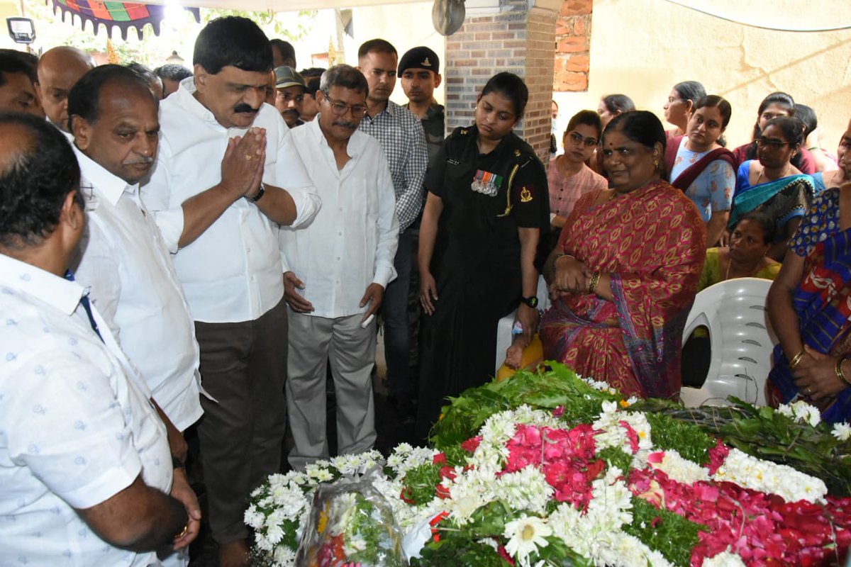 RajuGoudNunemun's tweet photo. MLA @MynampallyTRS Hanumanth Rao paid tribute to Late #LtCol VVB Reddy at his residence today in Malkajgiri #Hyderabad.
The Nation will always remain indebted for his sacrifice.
@KTRBRS @BRSparty #IndianArmy #ArunachalPradesh. https://t.co/oVrOLabYTH