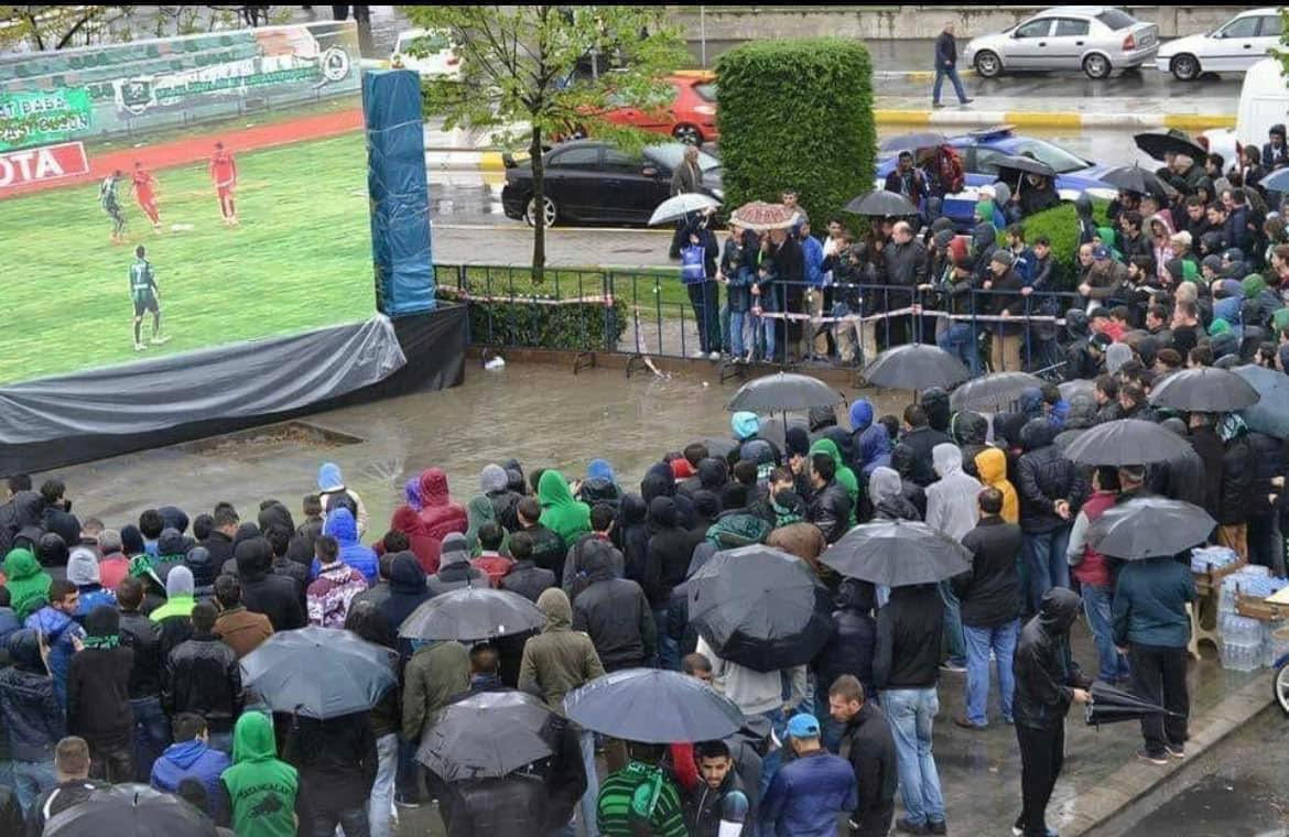 CumhurGenc54's tweet photo. Bodrumspor ile Pazartesi günü 20.00’de oynayacağımız müsabaka için 28.154 taraftarımızı Sakarya Atatürk Stadyumu’nda kurulacak olan dev ekranda maçı beraber izleyerek sesimiz kısılana kadar dışarıdan destek vermeye davet ediyorum.

En kötü gün bugünse bugün de Sakaryasporluyuz! https://t.co/GEjSLeOh6G