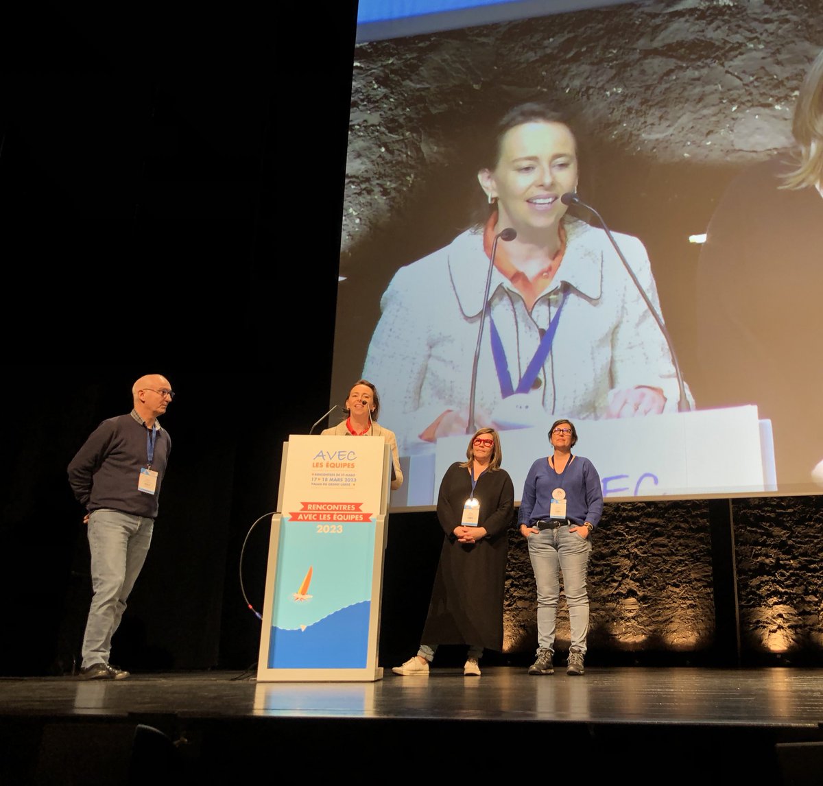 AVEC_sante's tweet photo. Remise du prix Régine Langlade dans le cadre du #concours « Aller vers les publics isolés » 🏆
#RENCONTRES2023 #AVEC2023 https://t.co/rxXG8sG7BR