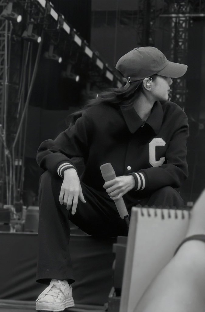 baemonsaga's tweet photo. Lisa😳

LISA CHARMS KAOHSIUNG
#LALISA #MONEY https://t.co/n4GuUt5W7c