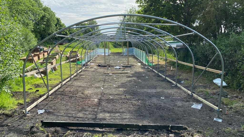 CATCHLeeds's tweet photo. Congrats to @MorleyGlassGlaz for winning the #GGPInstallerAwards in recognition of their free glass recycling service which diverts waste glass away from landfill to raise money for good causes. The #GreenVision fund has helped us purchase items for our youth growing projects.🌱 https://t.co/7Q7T3YZqLz