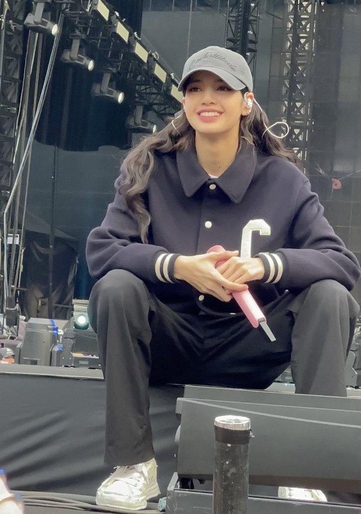 baemonsaga's tweet photo. Lisa😳

LISA CHARMS KAOHSIUNG
#LALISA #MONEY https://t.co/UQfHAMjaMA