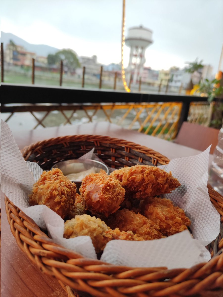 Rain, rain, go away, but only after I've had my fill of crispy, golden fried momos!
Perfect combo food for this weather 
 #monsooncravings #friedfoodlove #foodgasm  #momolove