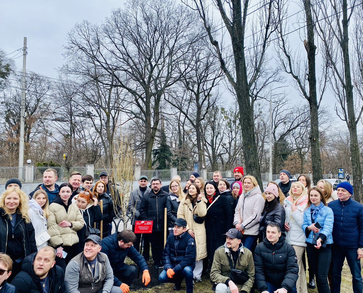 AzonesLaw's tweet photo. Не чекаємо посадок – садимо самі 🌳
А якщо серйозно, провели день з користю:
✅ зробили внесок в розвиток зеленого майбутнього в Україні;
✅ посадили іменне дерево #AZONES;
✅ привітали «Юридичну практику» з Днем народження. https://t.co/kffb0ZBTtH