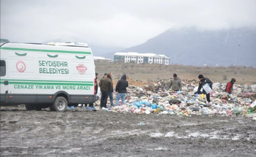 Konya'da çöp depolama alanında poşet içinde çöpe atılmış, henüz kordon bağı bile kesilmemiş bir kız bebek cesedi bulundu.