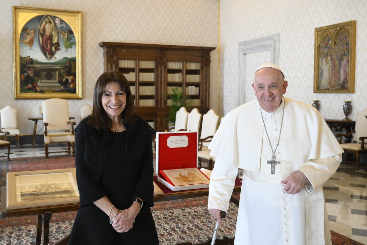 Infiniment honorée de l'audience que le Pape Francois m’a accordée. Nous avons eu une conversation passionnante sur la solidarité entre les peuples, le grand moment de fraternité que seront les Jeux de 2024 et bien sûr Notre-Dame de Paris, ce joyau qui nous unit.