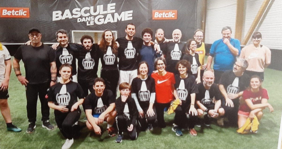 L'équipe du Football Club du Palais de Saintes, équipe mixte composée d'avocats, de magistrats,  de greffiers et personnel de sécurité, a brillamment remporté fin février le tournoi qui l'opposait à La Rochelle. 
Bravo à tous.