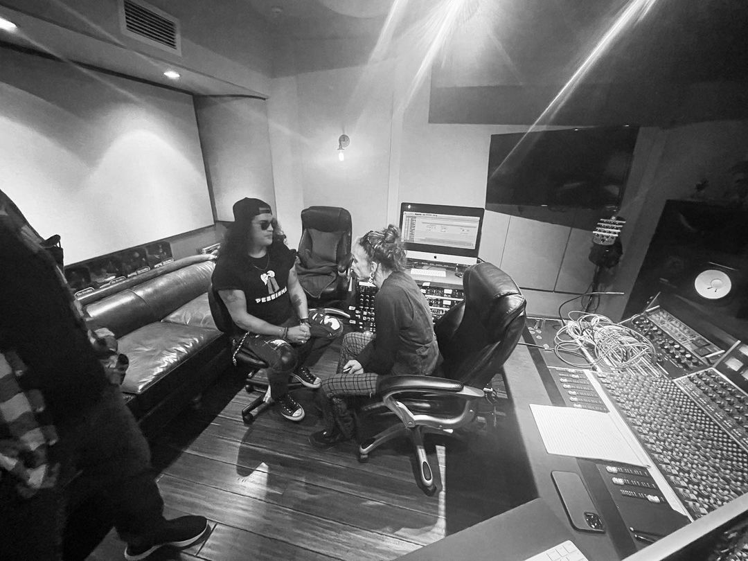 SlashArmy_ARG's tweet photo. Slash junto a Steven Tyler y el productor Mike Clink en los Snakepit Studios el día Jueves 💥🤔
📸: caseypatricktebo
•
•
•
#slash @slash #steventyler #snakepitstudios #losangeles #gunsnroses #smkc #gnr #gnfnr #aerosmith #rnfnr https://t.co/ngRn0qdzKs