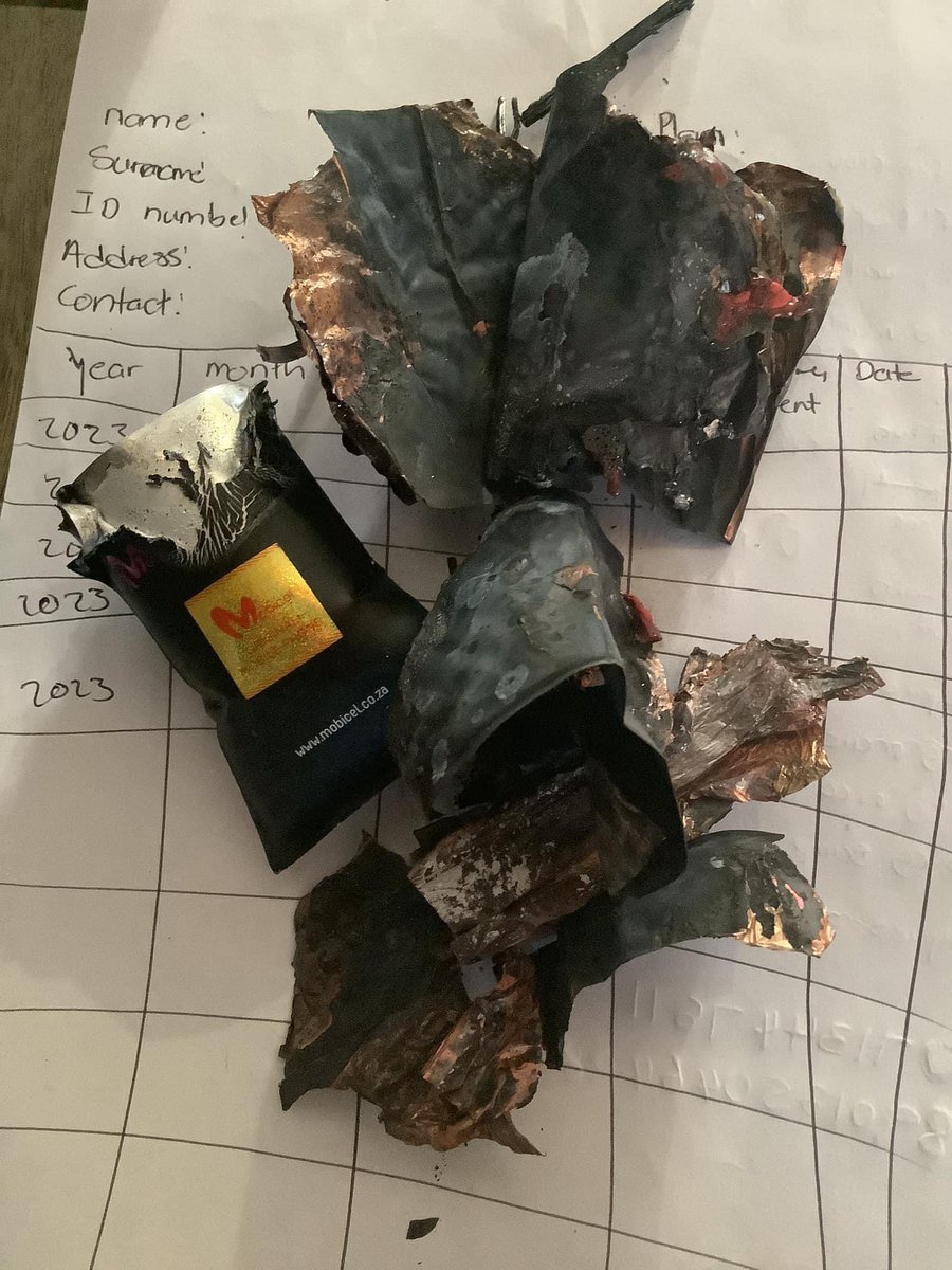 AdvoBarryRoux's tweet photo. Mobicel exploded in bed. https://t.co/id2D0KmQHf