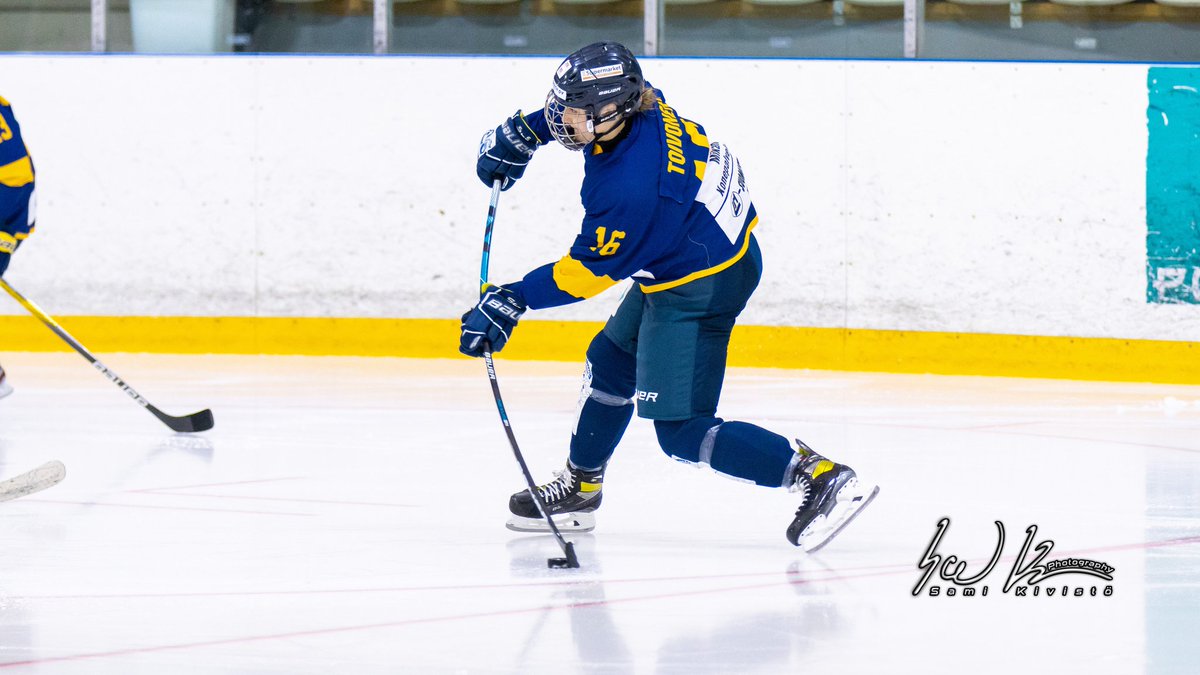 Karsintasarja käynnistyi maalikarkeloilla! K-Espoo Akatemia kaatui 9-0. Tehokkaimpina Maija Koski (2+2), Aliisa Toivonen (2+0).

Nyt nopea palauttelu, kamat kassiin ja bussin nokka kohti Rovaniemeä. Huomenna vastassa <a href="/rokinaiset/">RoKi Naiset</a>. 

#Lukko #NaistenLiiga #JokaPäivä
📸 <a href="/Sami_Kivisto/">Sami Kivistö Photography</a>