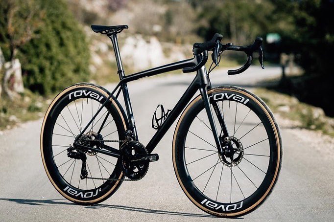 PhilippeGilbert's tweet image. Just love to use the best material of the 🌎! With @iamspecialized . My #aethos is less than 7kg with power meter on! And the match with #ekoi is great 👍. Have a nice weekend of cycling 🚴‍♂️! 📷 #Billy