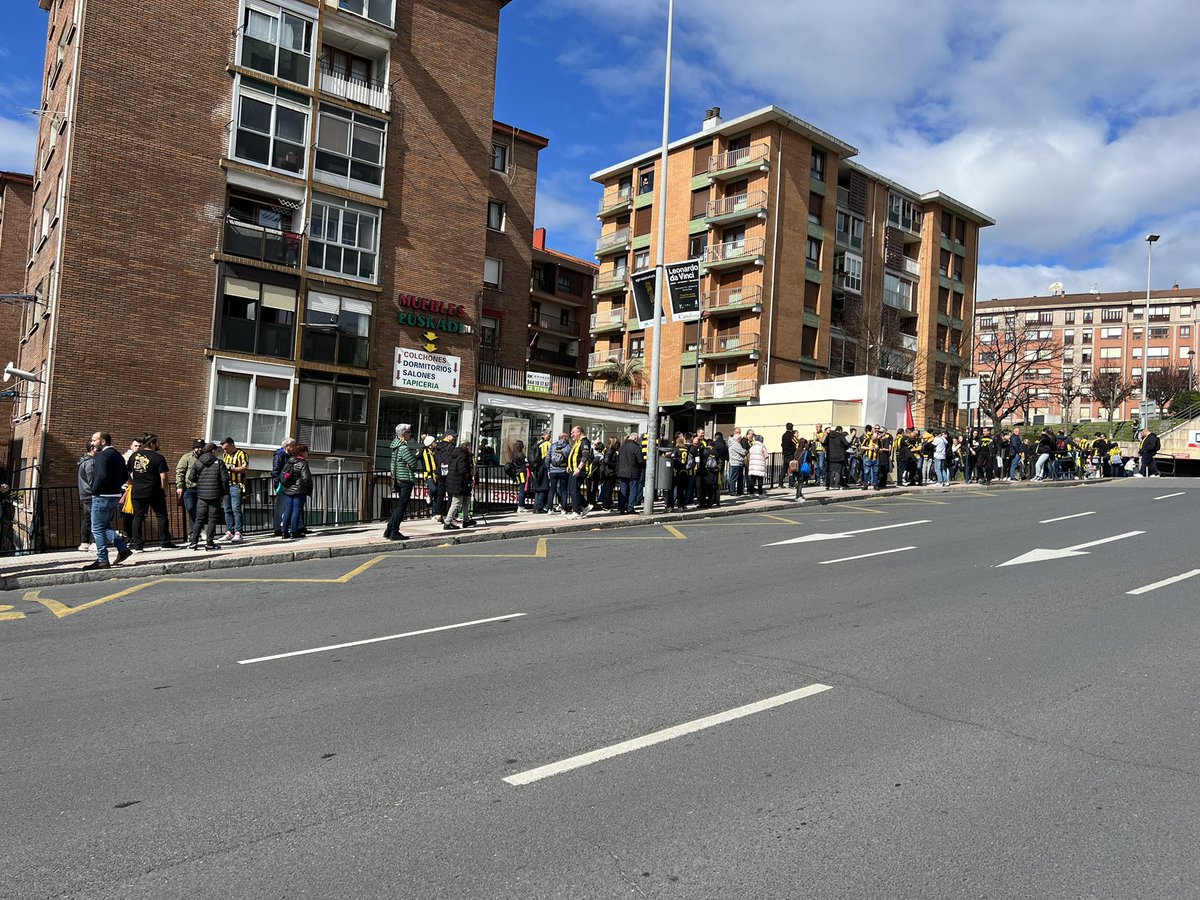 BarakaldoCF's tweet photo. 🟡⚫️ La afición gualdinegra preprada para salir en los primeros autobuses hacia Azkoitia. https://t.co/u8Kv6yi4mc