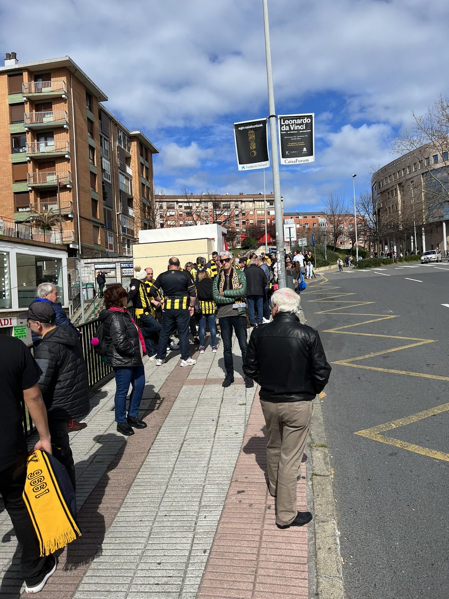 BarakaldoCF's tweet photo. 🟡⚫️ La afición gualdinegra preprada para salir en los primeros autobuses hacia Azkoitia. https://t.co/u8Kv6yi4mc