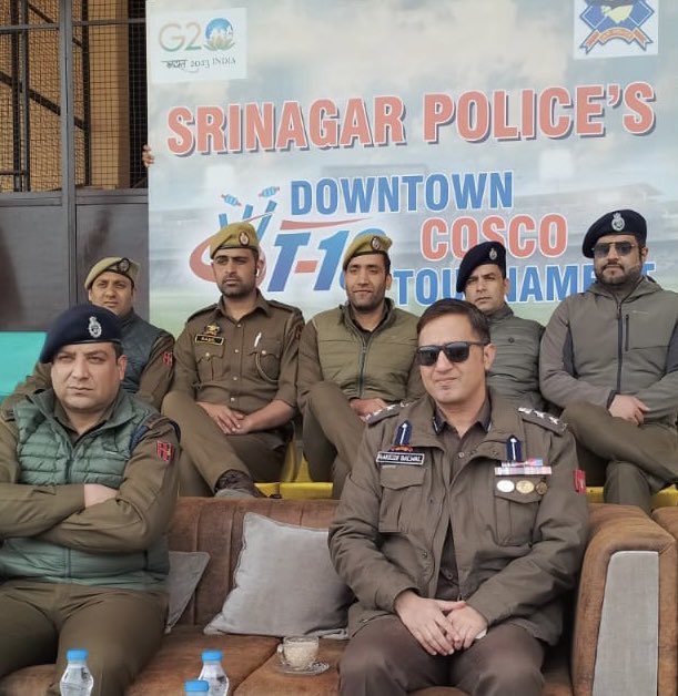 SrinagarPolice's tweet photo. Srinagar police organised a T-10 cricket tournament in downtown Srinagar. SSP Srinagar was chief Guest on inauguration today. This has participation of 16 teams from Srinagar. Uniforms, Cash prizes &amp; refreshment will be given to players. This is under Civic action of J&amp;K Police. https://t.co/i8X92TpjNb