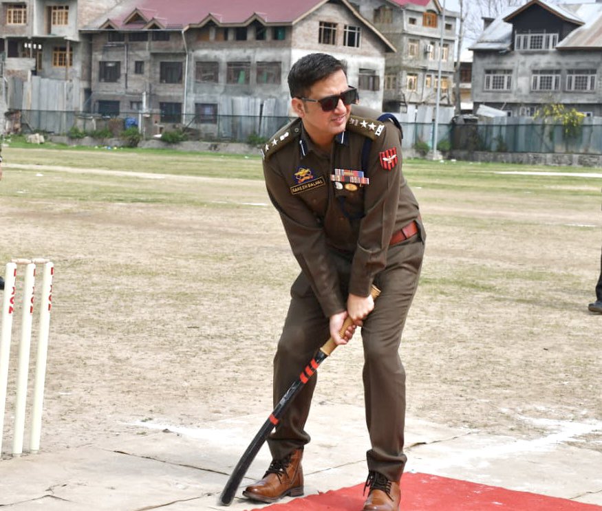 SrinagarPolice's tweet photo. Srinagar police organised a T-10 cricket tournament in downtown Srinagar. SSP Srinagar was chief Guest on inauguration today. This has participation of 16 teams from Srinagar. Uniforms, Cash prizes &amp; refreshment will be given to players. This is under Civic action of J&amp;K Police. https://t.co/i8X92TpjNb