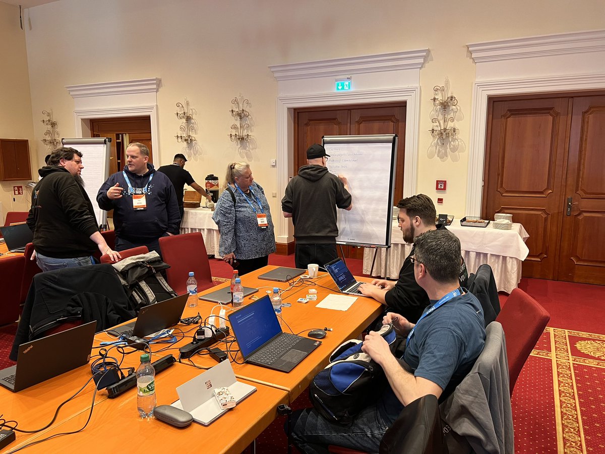 inwend's tweet image. Das Team hat sich gefunden (@SniperSister @elisasophia JohannesD noch im Bus) und stimmt sich auf das Thema #multidomain for #joomla auf dem Hackathon ein #CFHack2023