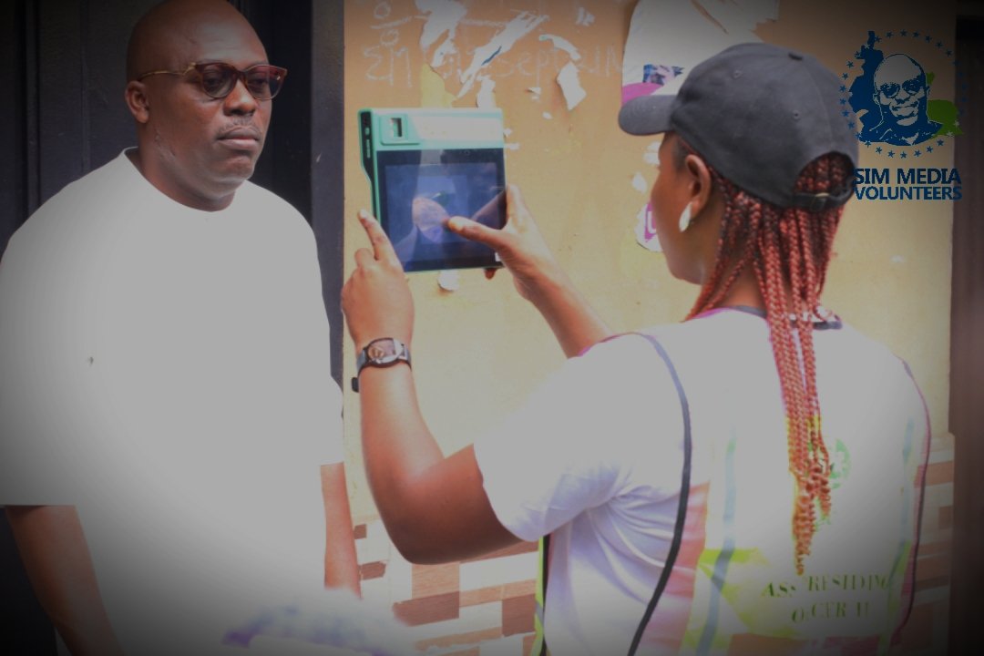 SimFubaraKSC's tweet photo. My wife and I have exercised our civic responsibilities by voting in our polling unit, Unit 8, Ward 5, Opobo in Opobo/Nkoro LGA of Rivers State. 

By the overwhelming support of the people we are very certain of victory. https://t.co/SDZBUIneQN
