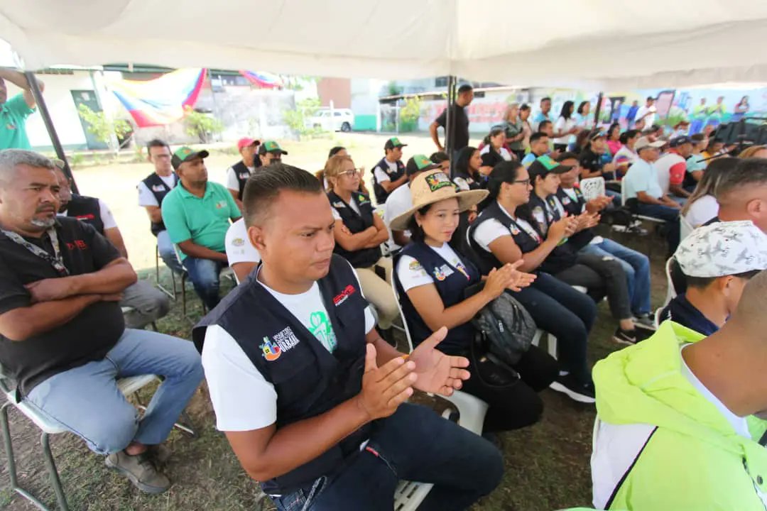 “¡Producir es una acción revolucionaria!
#MiClapProductivo es un programa bandera del @MinagrourbanaV y ayuda a generar financiamientos al poder popular”, sostuvo @Davidgomez_rev, Dic. General de #Ciara en la entrada de insumo agrícola en el estado #Apure.

<a href="/NicolasMaduro/">Nicolás Maduro</a>