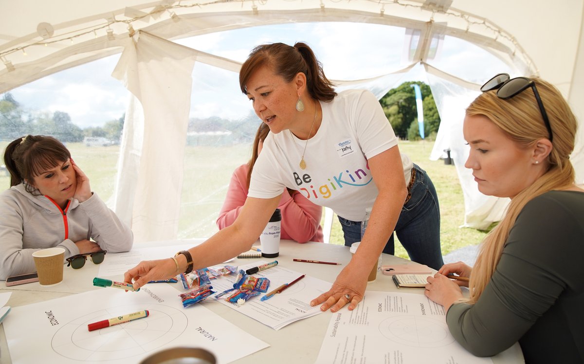 CommsUnplugged's tweet photo. The folk from @bedigikind ran a great session at #CU22 on motivating communities, engaging audiences, and creating purpose-driven campaigns. As we delve into the planning for CU23, we're sharing reminders of last year's awesome event. 
#CUinthefield #CUthere #CU22 #Unplugwithus https://t.co/ZIL09bItbC