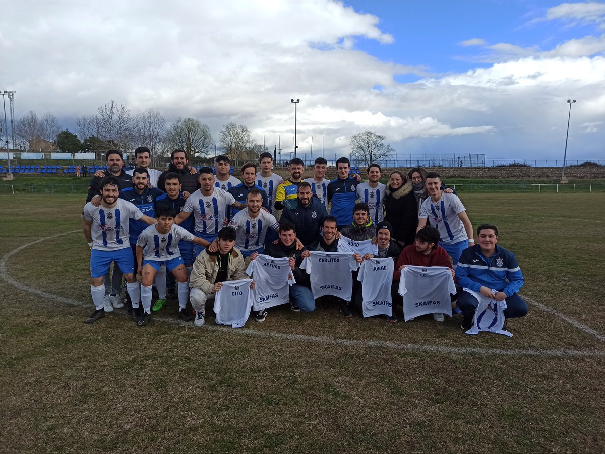 Antes del comienzo del encuentro se llevó a cabo el saque de honor por parte de nuestros amigos de <a href="/skaifas_/">skaifas</a>  junto con el obsequio de unas camisetas del club. 
Mucha suerte a estos chicos con sus futuros proyectos.

#salaspower