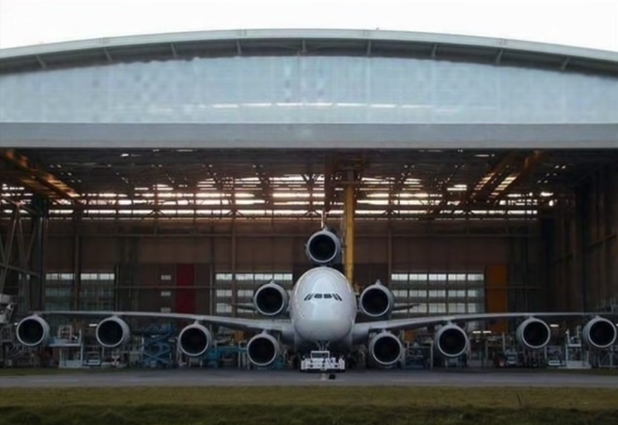 StansaidAirport's tweet photo. Kenny in Maintenance has played a blinder. Emirates to Dubai in 47 minutes. https://t.co/pRbmty4Ndq