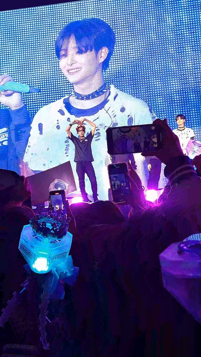 eksmosi's tweet photo. WIH AKU PUNYA HARUTO HEART SIGN🫶🫶🫶🫶🫶🫶🫶

#haruto #하루토 #台北欢迎TREASURE #HELLO_TAIPEI #TREASURE_HELLO_IN_taipei #TREASURE_HELLO_ASIA_TOUR #TREASURE @treasuremembers https://t.co/X8fuo484Ym